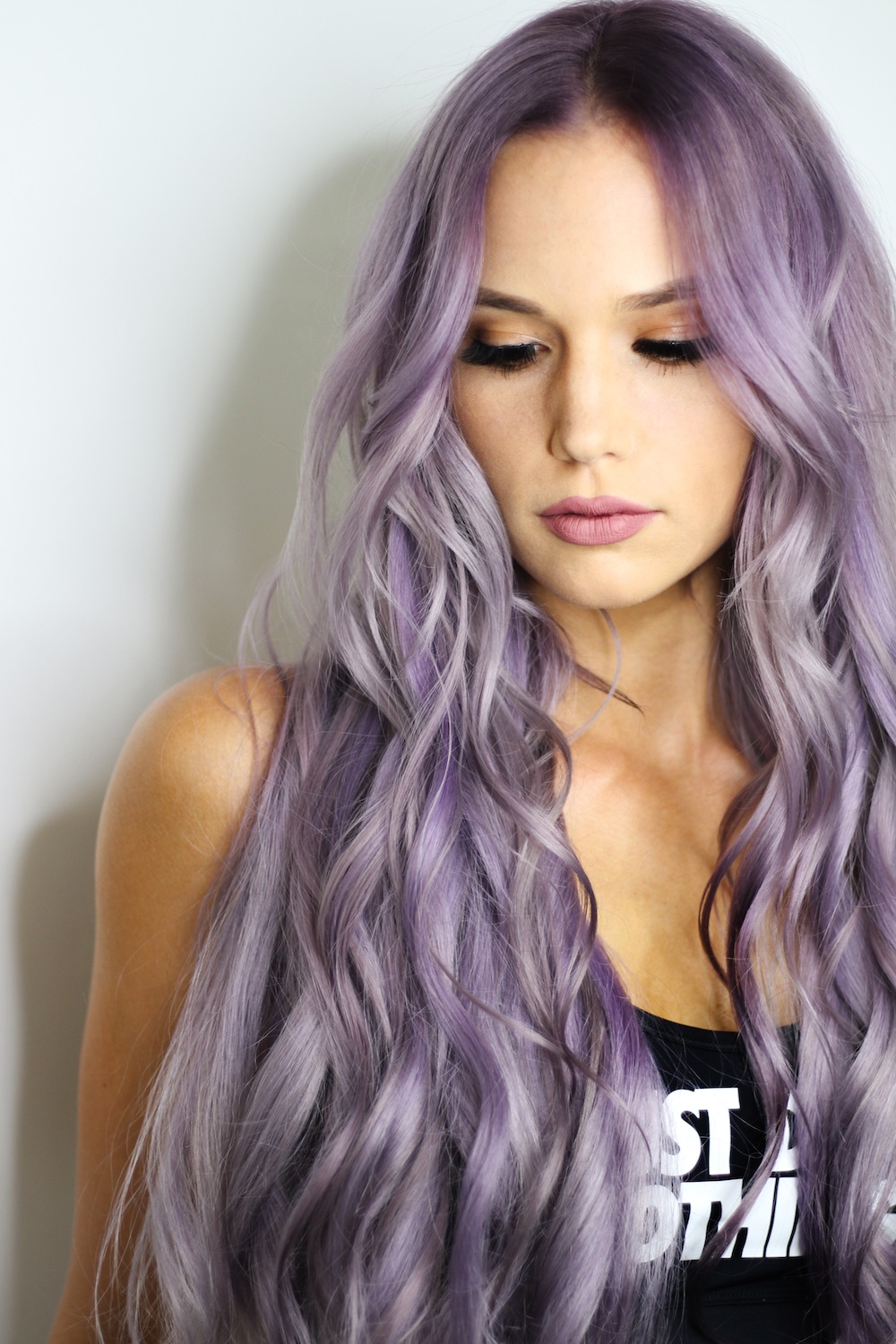 Ultraviolet maquillaje y cabello